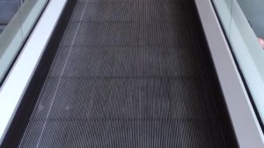 Yürüyen merdiven. Atocha tren istasyonu. Atocha Madrid 'deki en büyük tren istasyonudur..