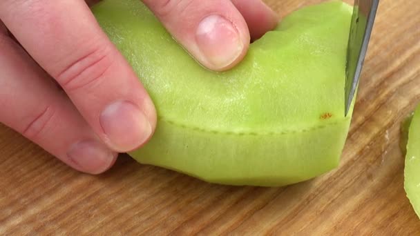 Kok Snijdt Stukken Van Een Kiwi — Stockvideo