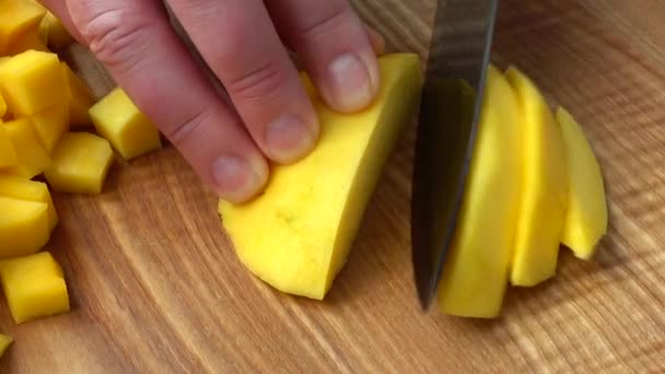 Cuisinier Coupe Des Morceaux Mangue — Video