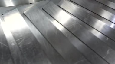 Havaalanından bavul alıyorum. Yolcular vardıktan sonra bagajlarını bekliyorlar..