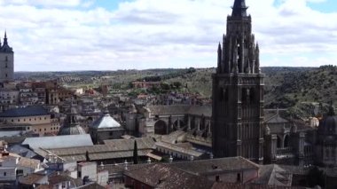 Toledo 'lu Aziz Mary Katedrali. Şehir mimarisi.