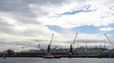 Gemi limanın arka planına karşı. La Coruna, İspanya Limanı.