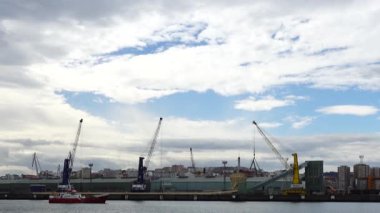 Gemi limanın arka planına karşı. La Coruna, İspanya Limanı.