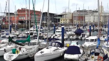 La Coruna 'daki set ve yatlar. La Coruna İspanya 'nın kuzeybatısındaki büyük şehir, tatil köyü ve liman..