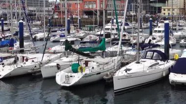 La Coruna 'daki set ve yatlar. La Coruna İspanya 'nın kuzeybatısındaki büyük şehir, tatil köyü ve liman..
