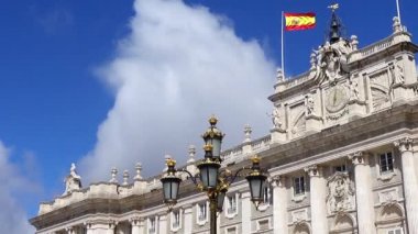 Madrid Kraliyet Sarayı. İspanya. Sarayın ve bulutların üzerinde bayrak.