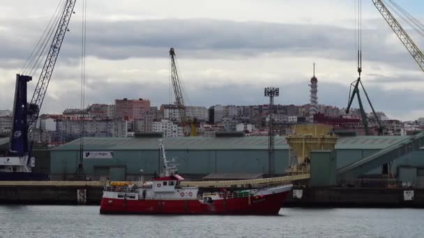 Gemi Limanın Arka Planına Karşı Coruna Spanya Limanı — Stok video