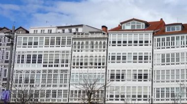 La Coruna İspanya 'nın kuzeybatısındaki büyük şehir, tatil köyü ve liman..