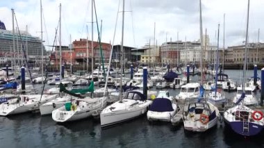 La Coruna 'daki set ve yatlar. La Coruna İspanya 'nın kuzeybatısındaki büyük şehir, tatil köyü ve liman..