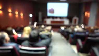 Konferans odası semineri. Odaklanamıyorum.
