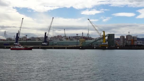 Das Schiff Vor Dem Hintergrund Des Hafens Hafen Der Stadt — Stockvideo