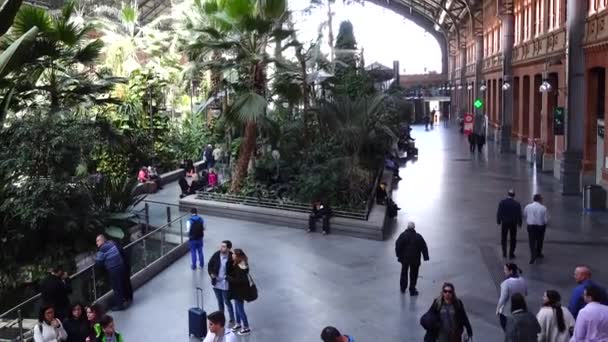 Madrid España Abril 2018 Personas Desconocidas Estación Tren Atocha Atocha — Vídeos de Stock