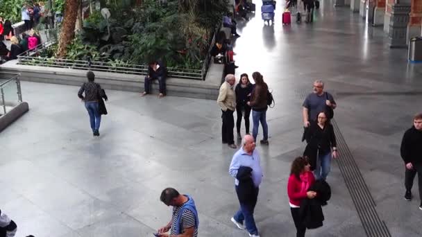 Madrid Spanien April 2018 Ukendte Mennesker Atocha Banegården Atocha Den – Stock-video