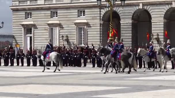 Madrid España Abril 2018 Ceremonia Del Solemne Cambio Guardia Palacio — Vídeo de stock