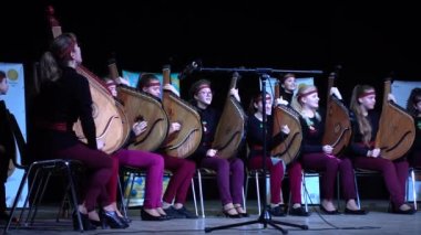 Lviv, Ukrayna - 10 Kasım 2019: Lviv Bandur Fest 2019. Müzik enstrümanı bandura kullanan folk gruplarının performansları.