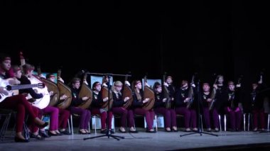 Lviv, Ukrayna - 10 Kasım 2019: Lviv Bandur Fest 2019. Müzik enstrümanı bandura kullanan folk gruplarının performansları.