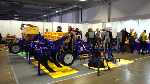 Lviv, Ukraine - 12. November 2019: Internationale Landwirtschaftsausstellung Euroagro. Landmaschinen auf der Ausstellung.