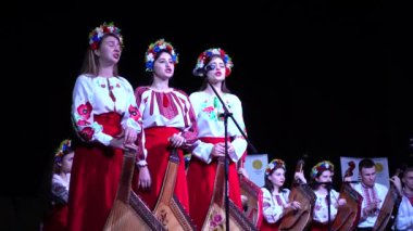 Lviv, Ukrayna - 10 Kasım 2019: Lviv Bandur Fest 2019. Müzik enstrümanı bandura kullanan folk gruplarının performansları.