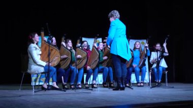 Lviv, Ukrayna - 10 Kasım 2019: Lviv Bandur Fest 2019. Müzik enstrümanı bandura kullanan folk gruplarının performansları.