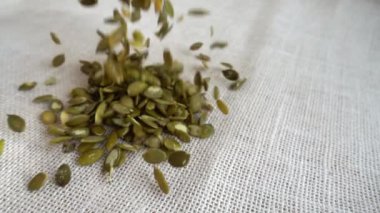 Balkabağı tohumu. Çuvala düşerken ateş etmek. Yavaş çekim.