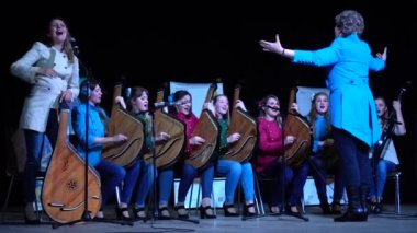 Lviv, Ukrayna - 10 Kasım 2019: Lviv Bandur Fest 2019. Müzik enstrümanı bandura kullanan folk gruplarının performansları.