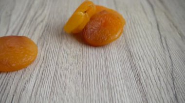 Kurutulmuş kayısı. Çuvala düşerken ateş etmek. Yavaş çekim.