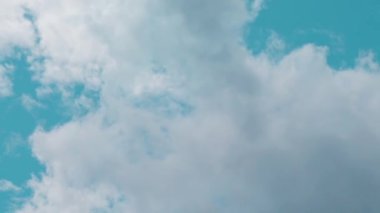 Gökyüzündeki bulutlar. Bulut hareket vuruşu.