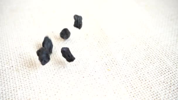 Les Raisins Secs Sont Sombres Tir Tombant Sur Sac Mouvement — Video