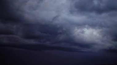 Fırtına bulutları ve gök gürültüsü.