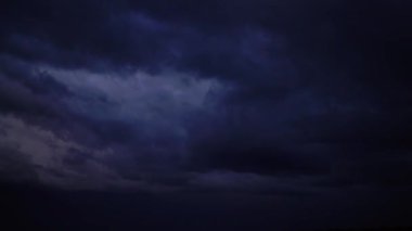 Fırtına bulutları ve gök gürültüsü.