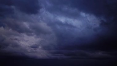 Fırtına bulutları ve gök gürültüsü.
