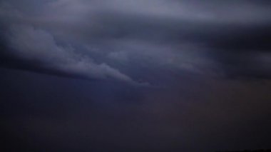 Gökyüzündeki fırtına bulutları.