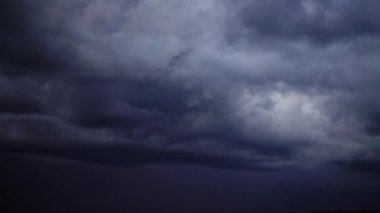 Gökyüzündeki fırtına bulutları.