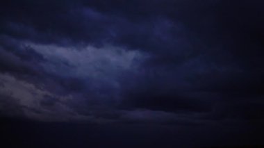 Gökyüzündeki fırtına bulutları.