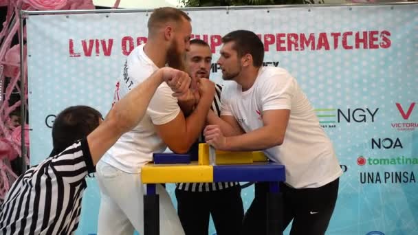 Lviv Oekraïne September 2019 Deelnemers Aan Een Toernooi Arm Wrestling — Stockvideo