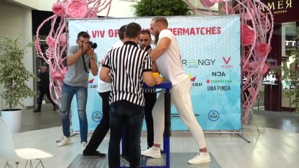 ウクライナのリヴィウ 2019年9月29日 アームレスリングのトーナメントの参加者Livvオープンカップのスーパーマッチ — ストック動画