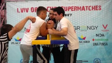 Lviv, Ukrayna - 29 Eylül 2019: Kol güreşi turnuvasına katılanlar Lviv Açık Kupa Süper Maçları.