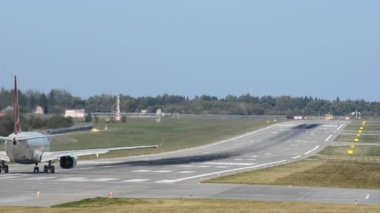 Havaalanındaki pist. Uçak kalkıyor..