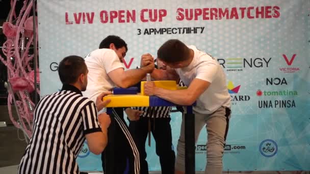 乌克兰利沃夫 2019年9月29日 一场关于Arm Wrestling Lviv Open Cup Supermatches的比赛的参与者 — 图库视频影像