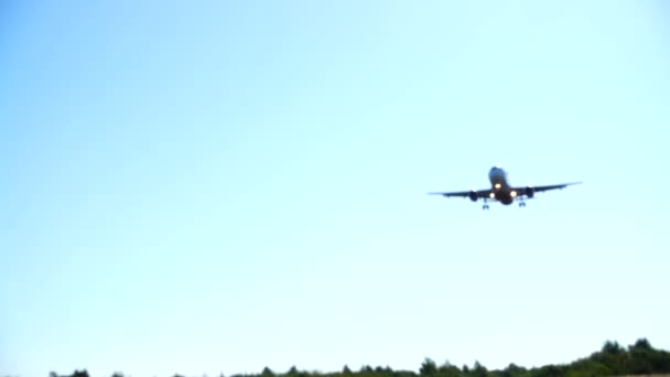Das Flugzeug Landet Auf Der Landebahn Des Flughafens Zeitlupe Unscharf — Stockvideo