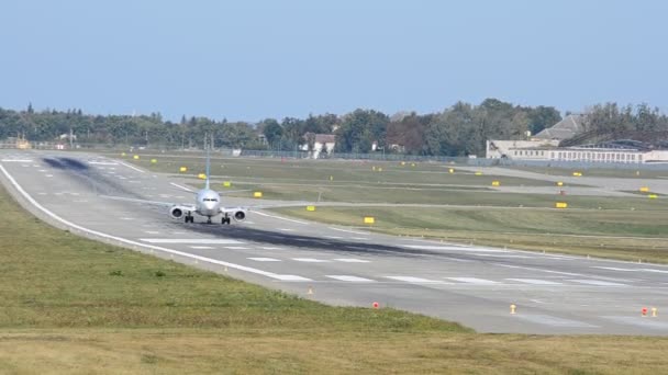 Pista Del Aeropuerto Preparación Del Avión Para Despegue — Vídeos de Stock