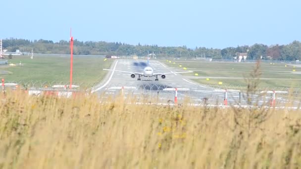 Landingsbaan Het Vliegveld Voorbereiding Van Het Vliegtuig Het Opstijgen — Stockvideo