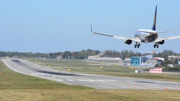 Aereo Atterra Sulla Pista Dell Aeroporto — Video Stock