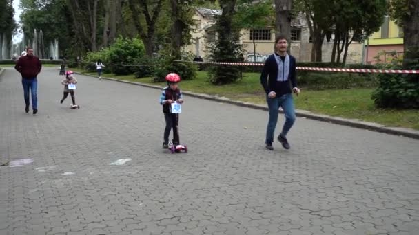Lviv Ucrania Septiembre 2019 Ciclismo Infantil Parque Ciudad Movimiento Lento — Vídeos de Stock