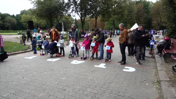 Lviv Ucraina Settembre 2019 Ciclismo Bambini Nel Parco Cittadino Rallentatore — Video Stock