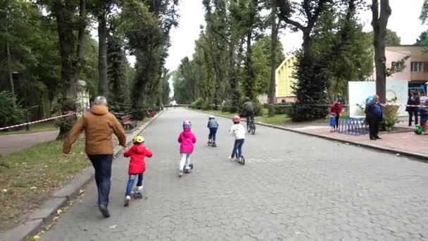 Lviv Ucraina Settembre 2019 Ciclismo Bambini Nel Parco Cittadino Rallentatore — Video Stock