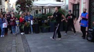 Lviv, Ukrayna - 15 Eylül 2019: Bilinmeyen adamlar şehrin sokaklarında dans molası veriyor. Yavaş çekim.