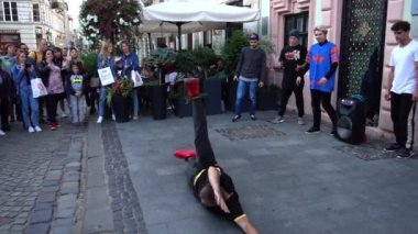 Lviv, Ukrayna - 15 Eylül 2019: Bilinmeyen adamlar şehrin sokaklarında dans molası veriyor. Yavaş çekim.