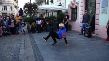 Lviv, Ukrayna - 15 Eylül 2019: Bilinmeyen adamlar şehrin sokaklarında dans molası veriyor. Yavaş çekim.