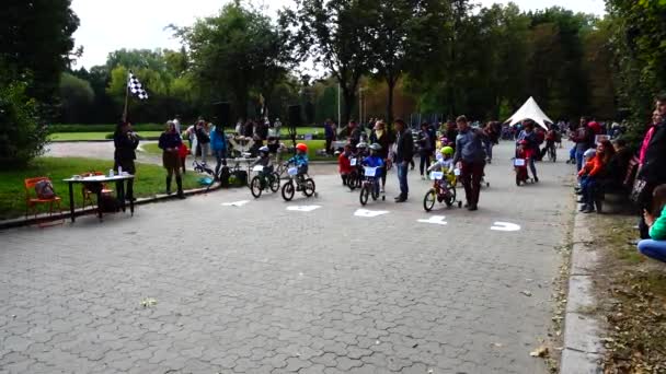 Lviv Ucrania Septiembre 2019 Ciclismo Infantil Parque Ciudad Movimiento Lento — Vídeos de Stock